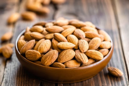 Remplazar alimentos poco saludables con nueces podría desacelerar el aumento de peso en la edad adulta. (ARCHIVO)