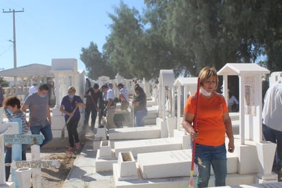 Ayer, empleados municipales y algunos voluntarios integraron la megabrigada de limpieza en el Panteón Municipal. (EL SIGLO DE TORREÓN / MARY VÁZQUEZ)