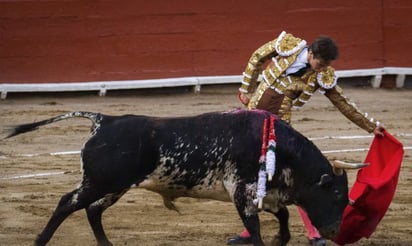 Excelente fue la faena a su segundo enemigo, que junto a la estocada le valieron el apéndice, con el cual salió triunfador en la segunda novillada de la Feria del Señor de los Milagros. (Cortesía de Manuel González Delgado ‘Kchi’)