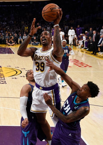 Dwight Howard (39) tuvo una buena actuación el domingo ante los Hornets de Charlotte. (AP) 