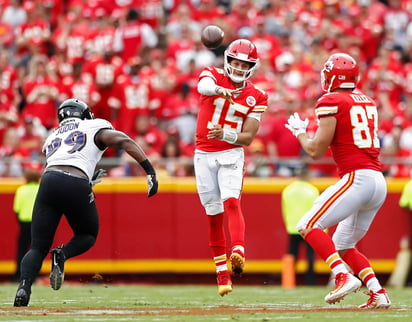 La participación de Patrick Mahomes en el juego ante los Cargadores en el Estadio Azteca, sigue en total hermetismo. (ARCHIVO)