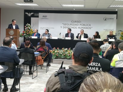 Dulce Azucena Fuentes, instructora de la comisión, impartió una plática sobre los derechos humanos a más de 70 asistentes, en su mayoría elementos de seguridad pública estatal y municipal. (VIRGINIA HERNÁNDEZ)