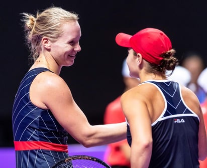 Kiki Bertens (i), quien reemplazó a Naomi Osaka, se impuso ayer 3-6, 6-3, 6-4 a Ashleigh Barty, en las finales de la WTA. (AP)