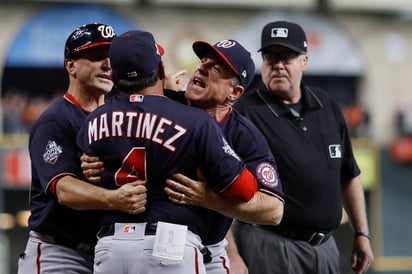 Dave Martínez, mánager de los Nacionales, fue expulsado en el juego de ayer tras reclamar de forma airada a los ampáyers. (AP)