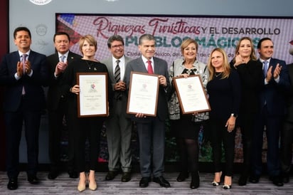 El gobernador Miguel Riquelme Solís y su esposa, Marcela Gorgón, inauguraron la exposición en el Senado.