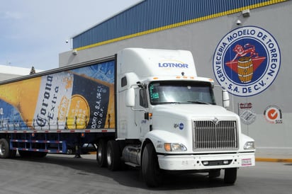 Grupo Modelo señaló que comenzaró a llevar la producción de la emblemática cerveza Corona a otras partes del mundo. (ARCHIVO)
