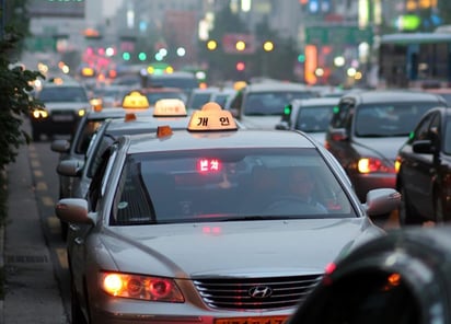 Este conductor específicamente, ya había sido reconocido por devolver objetos olvidados en su taxi. (INTERNET)