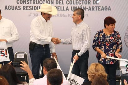 El gobernador Miguel Riquelme Solís puso en marcha la construcción de un colector de aguas residuales en Villa Unión.