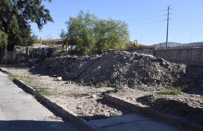 Señalan que los malos olores se introducen a sus domicilios y negocios. (EL SIGLO DE TORREÓN)