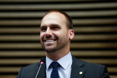 El diputado Eduardo Bolsonaro, hijo del mandatario Jair Bolsonaro, advirtió este jueves de que el Gobierno podría adoptar medidas dictatoriales si la izquierda 'radicaliza'. (ARCHIVO)