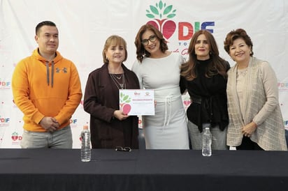 Se llevó a cabo una ceremonia conmemorativa a la puesta en marcha de Casa Puente, en donde se entregó un reconocimiento a la fundadora y al personal que desde hace 18 años labora en esta institución. (EL SIGLO DE TORREÓN)