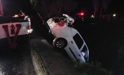 Dos personas -un hombre y una mujer- fallecieron anoche ahogados al caer el vehículo en que viajaban a un canal de aguas negras, en la colonia Infonavit Norte de este municipio, por la intensa lluvia que se registró en el Valle de México. (ARCHIVO)