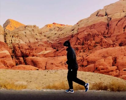 Los parajes del Red Rock Canyon National Park a las afueras de la Ciudad del Pecado, son la inspiración que el ponchador queretano necesita para sus carreras matutinas. (ARCHIVO)