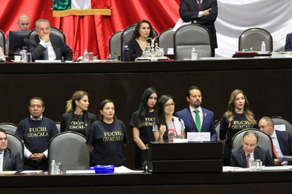 
'Lo único que a usted lo mantiene en su puesto es la opacidad de este régimen, ojalá sea responsable y renuncie', le dijo al funcionario para después añadir: 'Le ha quedado grande el cargo'. (NOTIMEX)