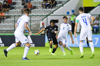 Bruce El-Mesmari encara a tres defensores italianos en el partido de hoy. (CORTESÍA)