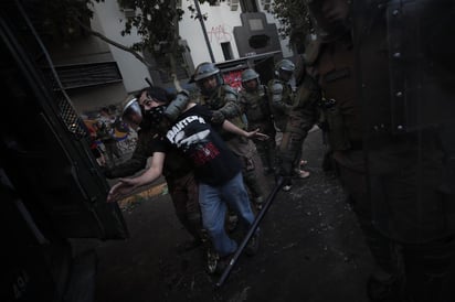 Personas se manifiestaron en la decimotercera jornada de protestas en contra del Gobierno chileno. (ARCHIVO)