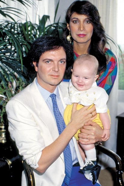 Recuerdos. El cantante español, Camilo Sesto, y la mexicana, Lourdes Ornelas, posando junto al pequeño Camilo, tras la muerte del cantante Lourdes rompe el silencio.  (ESPECIAL) 