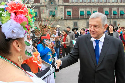 Quince minutos le bastaron al presidente Andrés Manuel López Obrador para recorrer el 'Altar de Altares', es decir la ofrenda de Día de Muertos en el Zócalo capitalino, en donde fueron colocadas cuatro grandes ofrendas para recibir a nuestros muertos. (NOTIMEX)