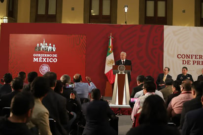 Luego de que ayer la conferencia mañanera terminará con un acalorado debate entre el presidente Andrés Manuel López Obrador y periodistas, el mandatario indicó que nuca le faltará al respeto a la prensa ni habrá censura a los medios de comunicación, pero pidió poder ejercer su derecho de réplica. (ARCHIVO)