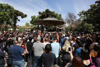 La informe y autoconvocada masa de personas que se manifiesta en las calles de Chile ha comenzado a canalizar su indignación mediante la organización de cabildos ciudadanos. (ARCHIVO)