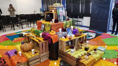 En la Secundaria Estatal Simón Bolívar, las y los docentes llevaron a cabo el festival del Día de Muertos en donde además de los tradicionales altares, también presentaron obras de teatro y números de bailes, todos relacionados con exaltar esta importante tradición. (EL SIGLO DE TORREÓN)