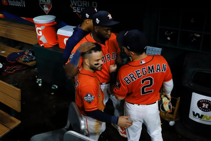 Yordan Álvarez, Alex Bregman y José Altuve se lamentan luego de perder el juego 7 de la Serie Mundial. (AP)