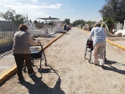 'No los olvidamos', dicen Antonia y Concepción, de 74 y 72 años de edad, quienes ayer acudieron a visitar las tumbas de sus padres.