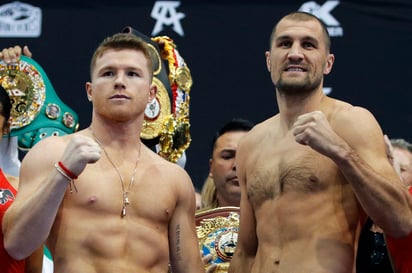 Saúl 'Canelo' Álvarez (i), quien busca ser campeón mundial en cuatro distintas divisiones, se enfrentará hoy al ruso Sergey Kovalev en la Arena MGM de Las Vegas, Nevada. (AP)