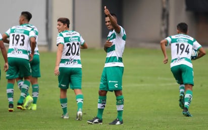 Javier Cortés adelantó a los Guerreros en el minuto 24, tras un excepcional cobro de tiro libre. (CORTESÍA)