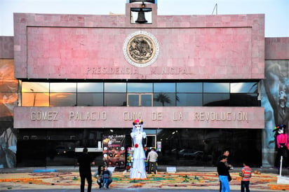 La procesión se sumó al Concurso de Catrines y Catrinas que se desarrolló en la confluencia de las calles Madero e Independencia. (EL SIGLO DE TORREÓN)