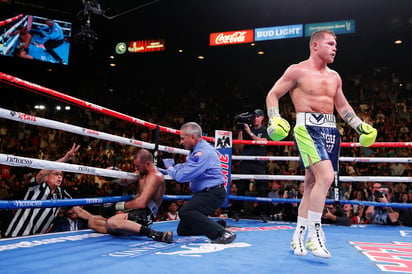 El boxeador mexicano Saúl 'Canelo' Álvarez se convirtió en campeón simultáneo en tres divisiones al noquear a Sergey Kovalev, para arrebatarle el cetro semicompleto de la OMB.