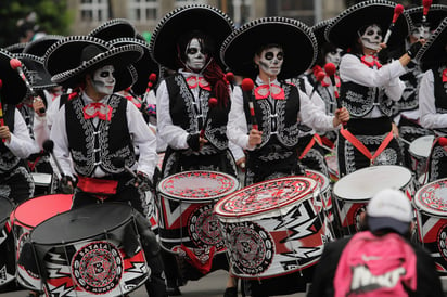 Con gritos y aplausos, miles de asistentes observaron con impresión a los artistas. (NOTIMEX)