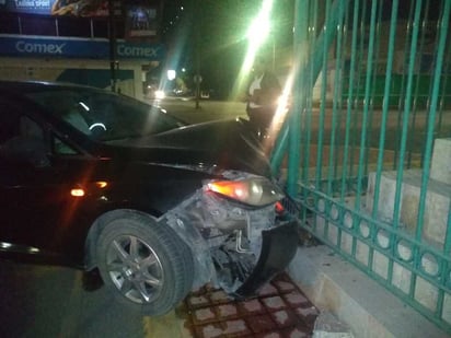 Conductor en estado de ebriedad choca con poste y rejas; amedrentó a los Peritos y causó daños en la unidad. (EL SIGLO DE TORREÓN)