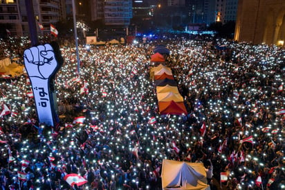 decenas de miles de libaneses han tomado de nuevo las calles de Beirut y otras localidades del país para exigir un cambio del sistema político y la marcha sin excepción de todos los dirigentes. (EFE)