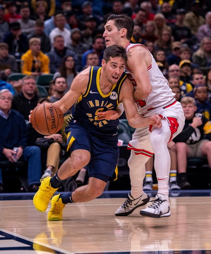 T.J. McConnell, base de los Pacers de Indiana, conduce el balón frente a Ryan Arcidiacono durante el partido de ayer. (AP)