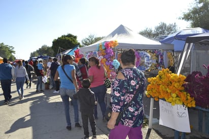 La familia aprovechó este fin de semana para celebrar el Día de Muertos y visitar los panteones de Gómez Palacio y Torreón. (EL SIGLO DE TORREÓN)