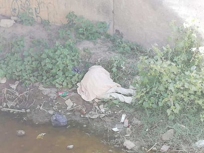 La víctima cayó varios metros al interior de un canal sin agua y se golpeó la cabeza. (EL SIGLO DE TORREÓN)