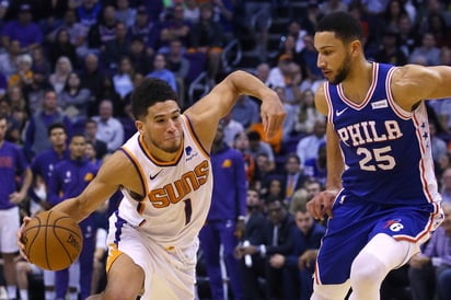 Devin Booker (i) anotó 40 puntos para guiar a los Soles de Phoenix a una victoria de 114-109 sobre los poderosos 76'ers de Filadelfia. (AP)