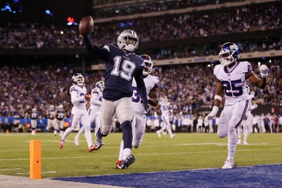 El receptor de los Vaqueros, Amari Cooper, celebra tras lograr una anotación en el último cuarto. (AP)