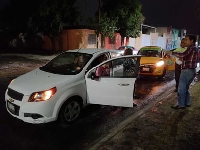 El taxista no midió la distancia y chocó por alcance contra un Aveo que se encontraba en parada momentánea. (EL SIGLO DE TORREÓN)