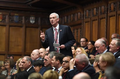 Lindsay Hoyle sustituyó ayer en la presidencia a John Bercow, y resaltó que seguirá defendiendo derecho de parlamentarios. (EFE)