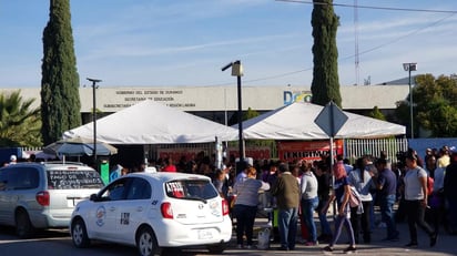 En la protesta participaron más de 300 profesores; un grupo marchó de la entrada de la colonia San Antonio hacia la Subsecretaría de Educación, mientras otros tantos esperaban en las instalaciones, que fueron tomadas y cerradas con cadenas y candados. (EL SIGLO DE TORREÓN)