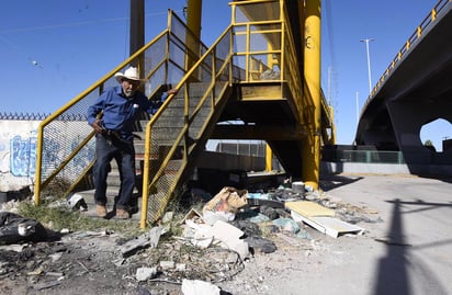 En la omisión. Los pasos peatonales que conectan a las colonias Las Julietas y Las Dalias en Torreón se encuentran en malas condiciones y sin mantenimiento. 