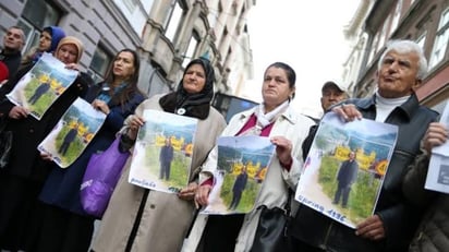 Sobrevivientes de la guerra en Bosnia, entre ellos madres que perdieron a sus esposos e hijos en la masacre de Srebrenica, protestaron por la entrega del Premio Nobel de literatura a Peter Handke. (ESPECIAL)