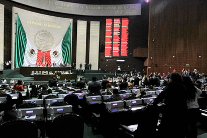 El pleno de la Cámara de Diputados guardó un minuto de silencio en memoria de los 9 miembros de la familia LeBarón que fueron asesinados ayer lunes a manos del crimen organizado en Sonora, y exigió el esclarecimiento de esa masacre, pero en un clima de reparto de culpas. (NOTIMEX)