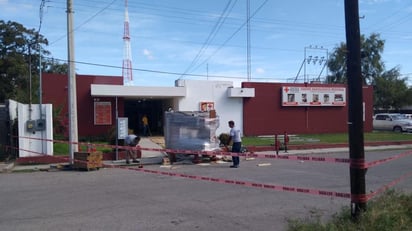 Se trata de un equipo de grandes dimensiones y peso, por lo cual fue necesario cerrar la circulación en las inmediaciones de la Cruz Roja. (EL SIGLO COAHUILA)