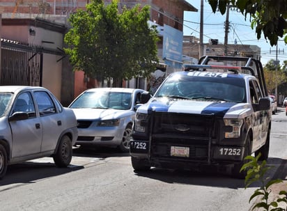 El propietario del lugar solicitó la presencia de los elementos de la Dirección de Seguridad Pública, quienes aseguraron al sujeto que además se dijo portaba un arma punzo cortante. (ESPECIAL)