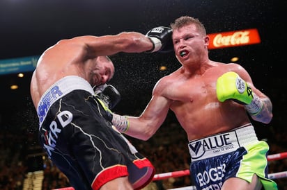 Saúl Álvarez (d) y Sergey Kovalev tuvieron que esperar varios minutos para poder subir al cuadrilátero, ya que tuvieron que esperar a que terminara la pelea de UFC entre Jorge Masvidal y Nate Díaz. (AP)