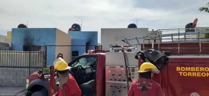 Daños materiales y dos personas con crisis nerviosa fue el saldo que dejó el incendio. (EL SIGLO DE TORREÓN)