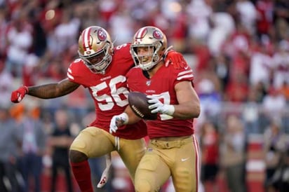 Kwon Alexander (i) celebra con Nick Bosa en un duelo ante Cleveland. (ESPECIAL)